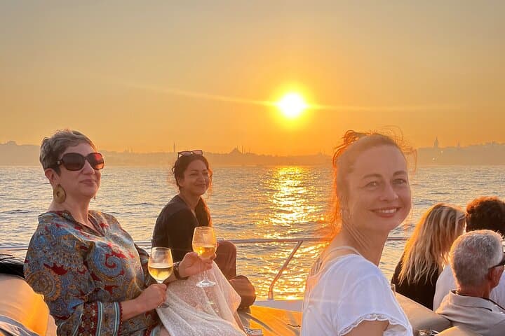 Small Group Yacht Tour With Unlimited Wine, Fruits & Mixed Nuts