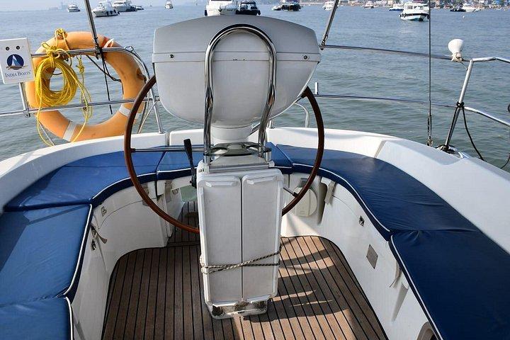 プレミアムヨットでムンバイの海岸の魅力を満喫するヨットアドベンチャー