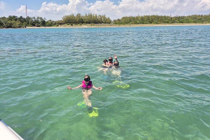 3 - Hour Snorkeling Experience på SeaRay Sundeck 26' op til 8 gæster