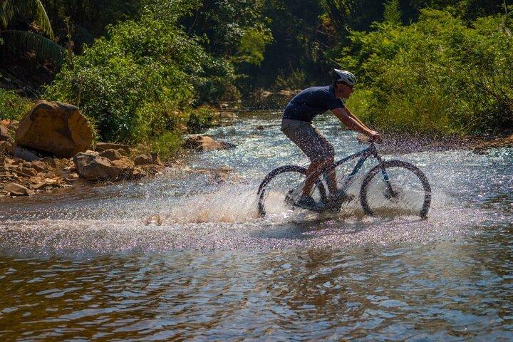 Luang Prabang Mountain Bike Trekking and Waterfall Tour Privado
