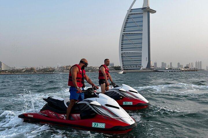 Passeio de jet ski e café da manhã à beira-mar - Dubai