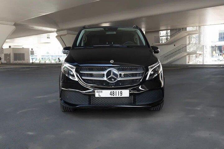 Traslado de lujo al aeropuerto de Dubái en un Mercedes Benz Clase V