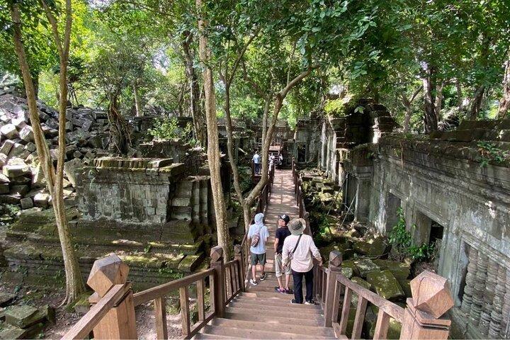 シェムリアップ発ケール島＆ベンメレア寺院終日ツアー
