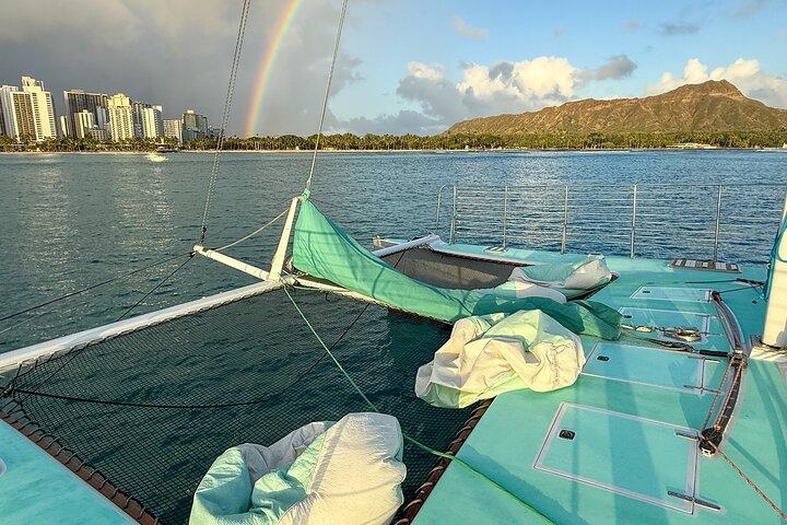 Navegación al atardecer en catamarán privado en Waikiki