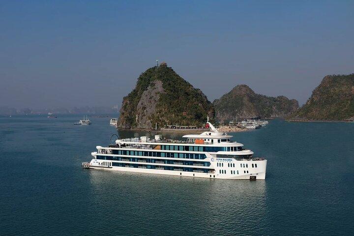 Topp Halong Bay 5 - Stjärnig lyxkryssning med buffé och pool från Hanoi