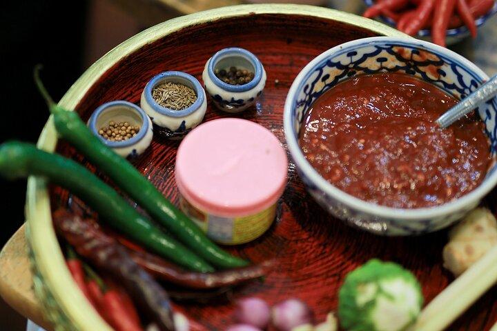 スクンビットでの体験型タイ料理教室とマーケット ツアー