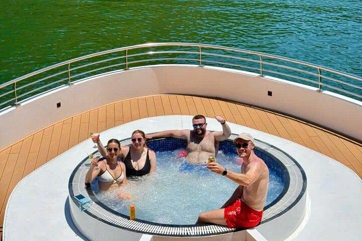 Van Cat Ba: Luxe Lan Ha Bay Day Cruise-Viet Hai Village Fietsen