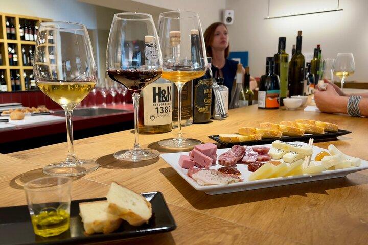 Degustação de vinho essencial e azeite de Trieste