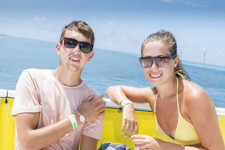 Tour privado en catamarán por Isla Mujeres con transporte