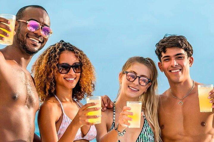 Tour privado en catamarán por Isla Mujeres con transporte