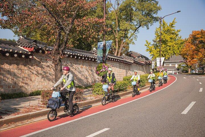 地元民のように楽しむソウル：隠れた名所と韓国語料理のEバイクツアー