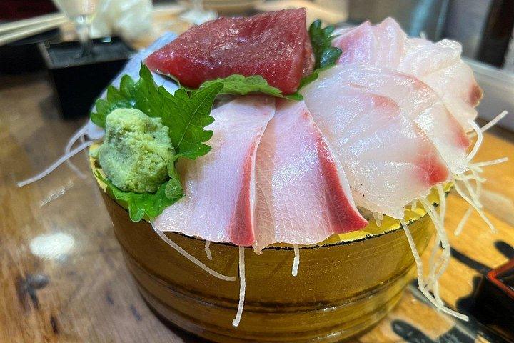 東京 : 料理15品と地元4店舗の新宿フードツアー