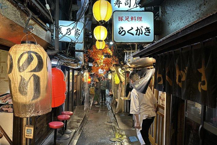 東京 : 料理15品と地元4店舗の新宿フードツアー