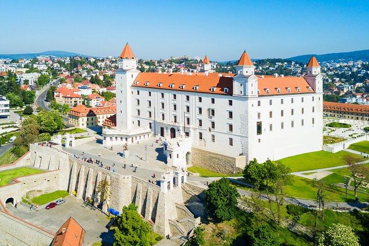 Transferência privada de Budapeste para Bratislava com 2h de passeio