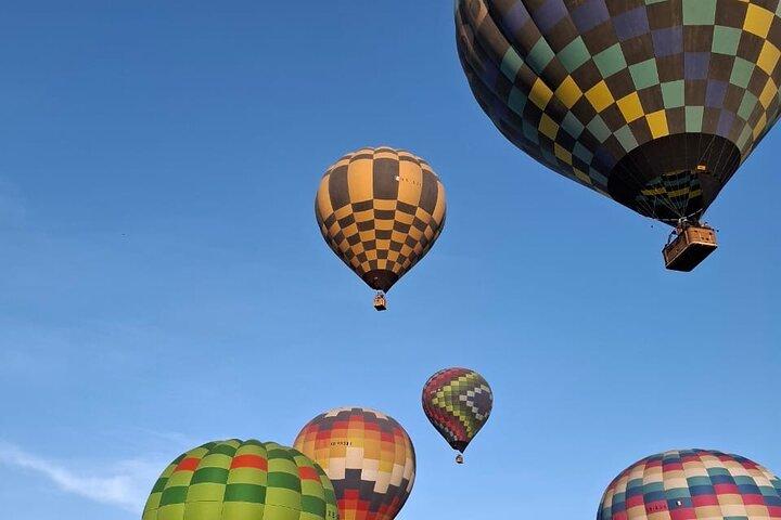Teotihuacan balloon flight + transportation + cave breakfast.
