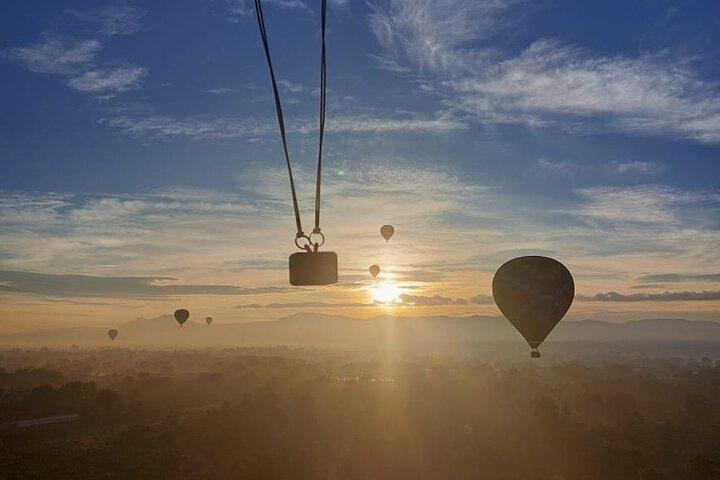 Teotihuacan balloon flight + transportation + cave breakfast.