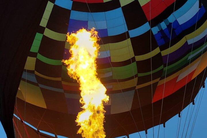 Teotihuacan balloon flight + transportation + cave breakfast.