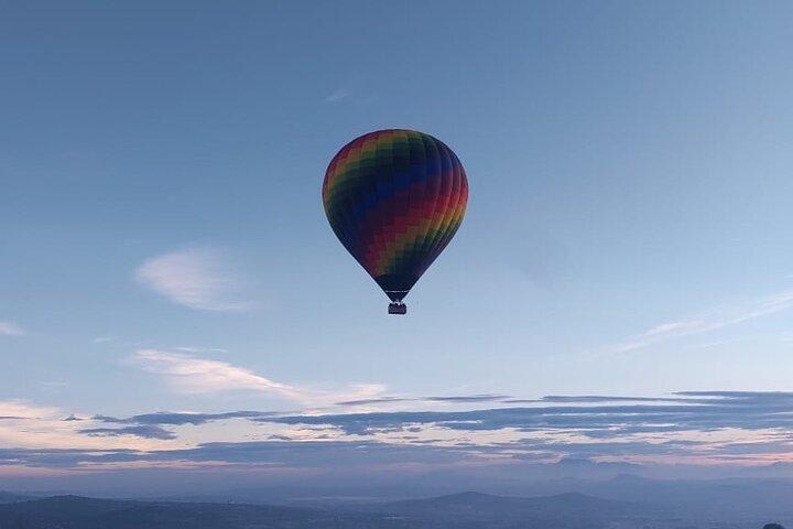 Teotihuacan balloon flight + transportation + cave breakfast.