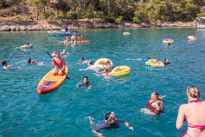 Split : Blaue Lagune & Šolta Tour mit Mittagessen & Getränken