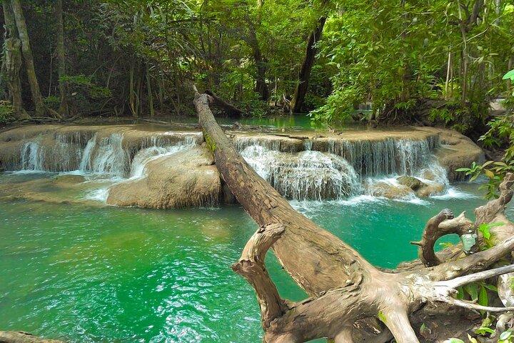 Visite privée de la cascade d'Erawan et visite en bateau à Kanchanaburi