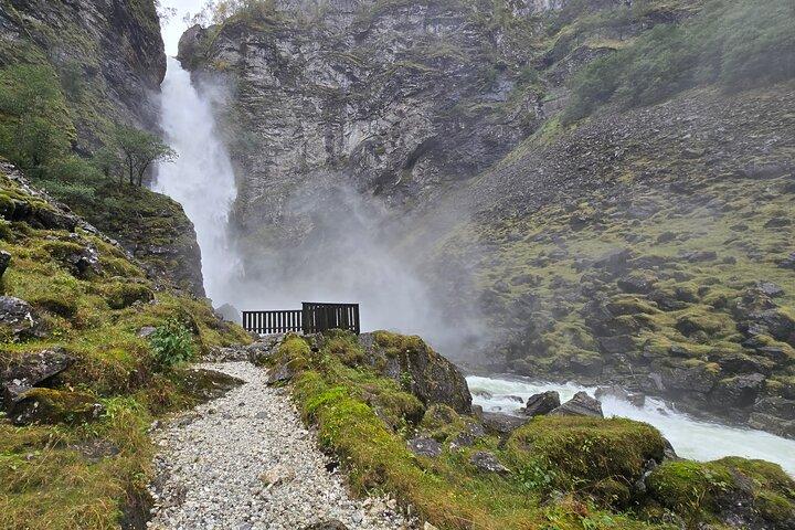 Flåm : Kleingruppenfahrt mit Wasserfallwanderung, Stegastein Aussichtspunkt