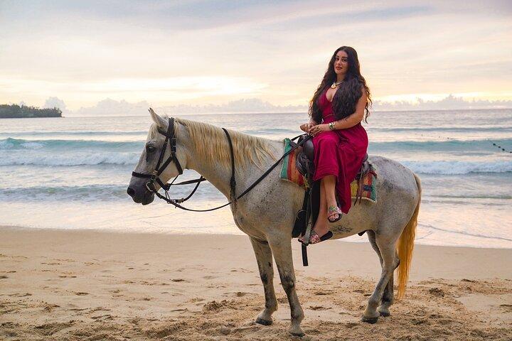 Paseos a caballo al atardecer en Kamala Beach