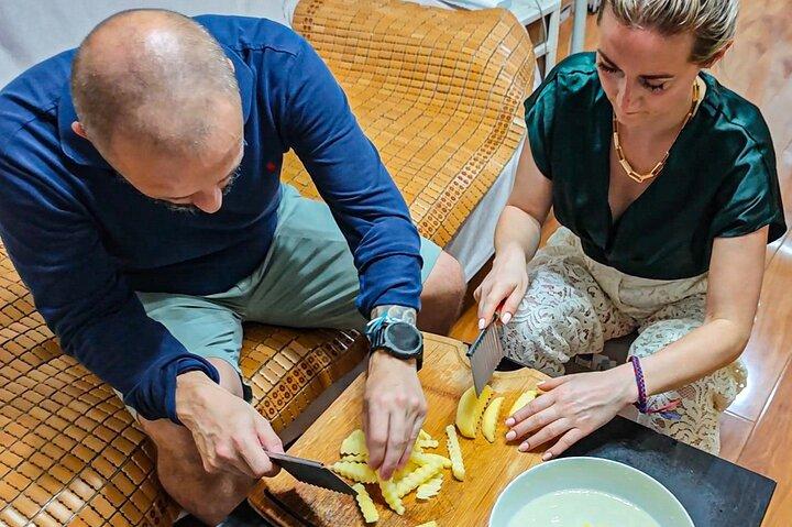 地元の家庭で冷麺とウルフティースポテトの作り方を学ぶ
