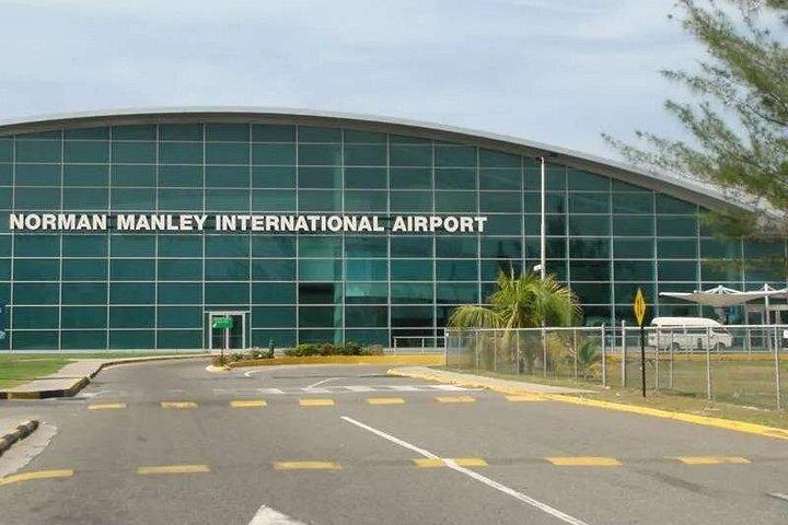NMIAからキングストンのホテルへの空港送迎