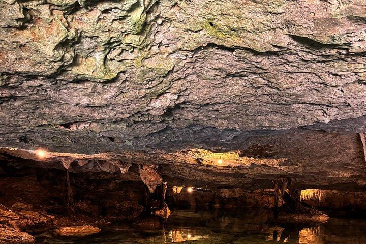 Yaxmuul och cenotes av Maya underjorden