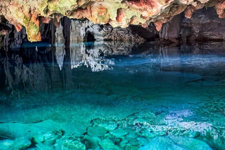 Yaxmuul och cenotes av Maya underjorden