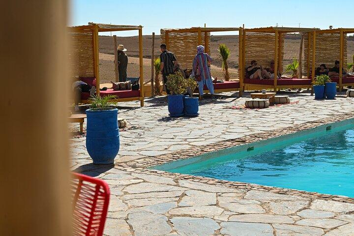 Agafay Desert Pool Day & Marokkanisches Abendessen mit Live-Show