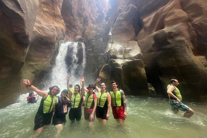 Wadi Mujib Siq Trail Excursão turística e excursão de dia no Mar Morto