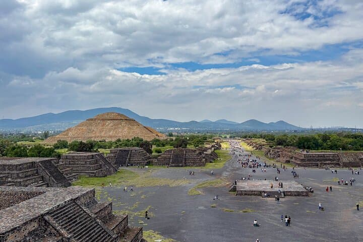 Teotihuacan without shopping. Early access.