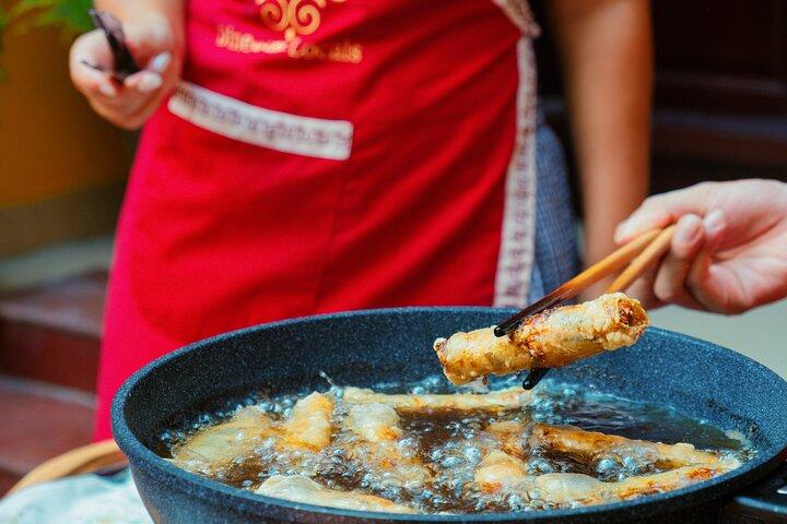 Upplev Hanoi Cooking Class med gratis vinprovning