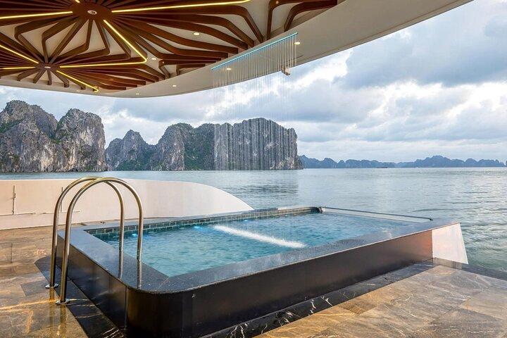 Découvrez la baie d'Ha Long sur Leona 5 - Croisière d'une journée avec jacuzzi