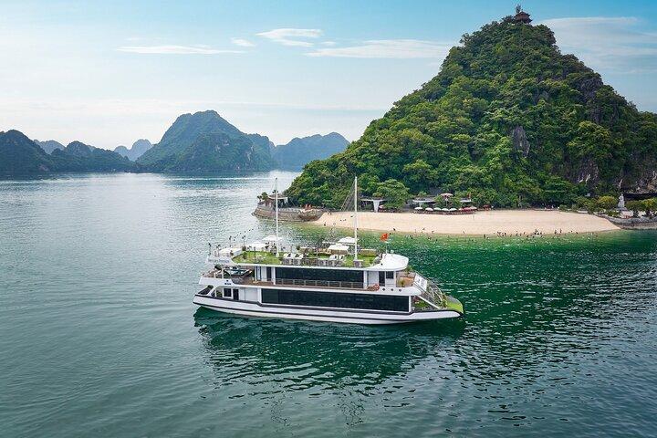 Hanoi : crociera di lusso di un giorno a Halong Bay con pranzo a buffet, limousine