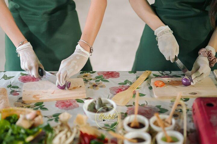 Bukit Thai Cooking Class e incontro con gli elefanti a Phuket