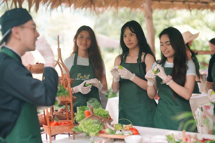 Bukit Thai Cooking Class e incontro con gli elefanti a Phuket