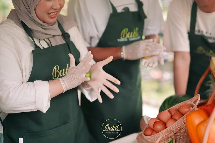 Bukit Thai Cooking Class e incontro con gli elefanti a Phuket