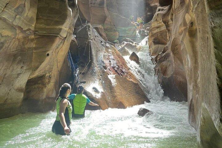 Ruta Wadi Mujib Siq Senderismo Aventura y excursión de un día al Mar Muerto