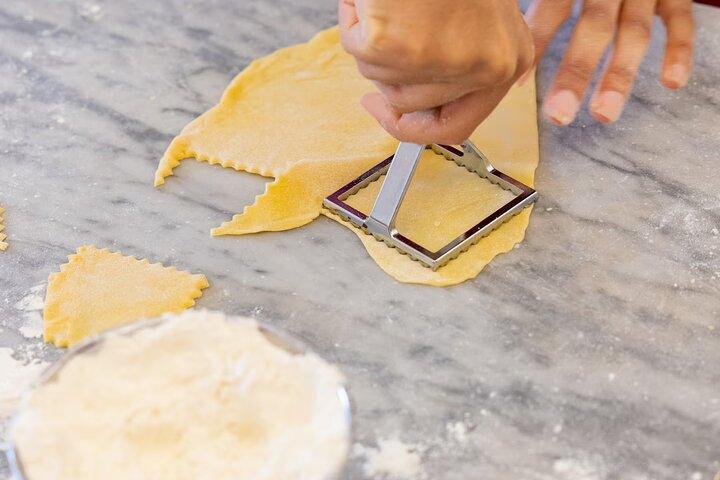 Roma: Hands-On Pasta & Wine Class Passos do Pantheon & Trevi