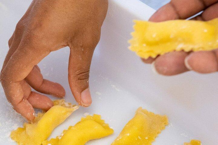 Roma: Hands-On Pasta & Wine Class Passos do Pantheon & Trevi