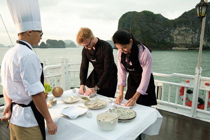 Explorer Halong Bay 2D1N : Ba Ham and Tien Ong （ハロン湾探検船 2D1N）