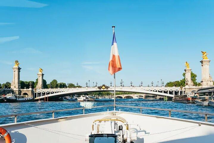 Paris Seine River Dinner Cruise com vistas panorâmicas noturnas