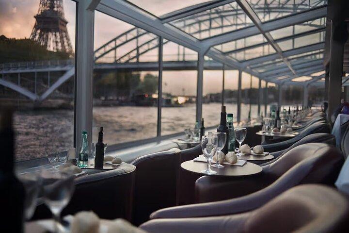 Paris Seine River Dinner Cruise com vistas panorâmicas noturnas