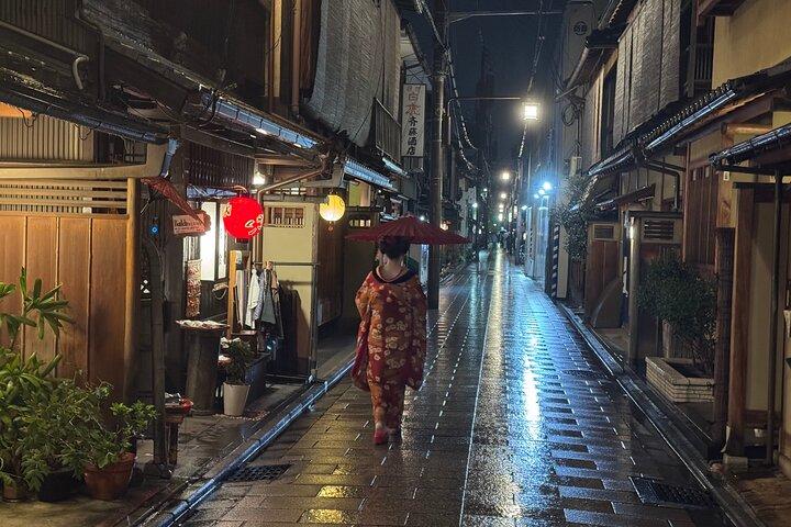 京都祇園ナイトツアー：芸妓街と隠れた名所を巡る