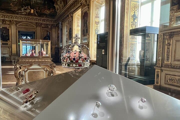 Private Family Louvre Tour for Kids with Interactive Activities