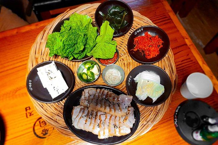 Seoul Drinking Games, BBQ & Pub Crawl in Gangnam