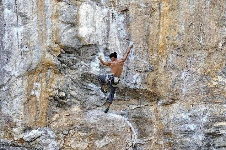 ライレー・クラビ半日ロッククライミングとビッグバット洞窟