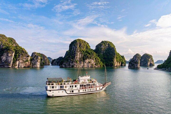 Bai Tu Long Bay 2D1N från Hanoi, Vietnam
